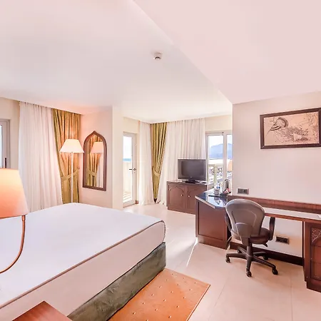 Crowne Plaza By Ihg Hotel